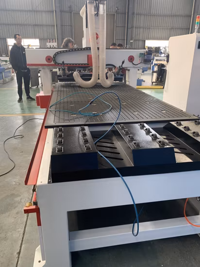 1300X2500mm 4 Assi Atc Liner CNC Router 3D Macchina per la lavorazione del legno Mobili Cabinet Taglio Incisione CNC Macchina per intaglio del legno MDF Fresatura Engaver